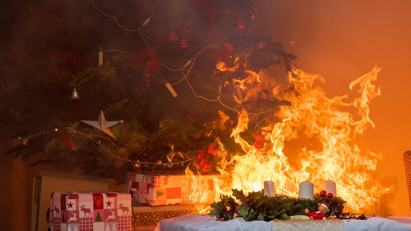 Brennender Weihnachtsbaum: In Hamburg musste die Feuerwehr wegen eines Wohnungsbrandes anrücken. (Symbolbild)