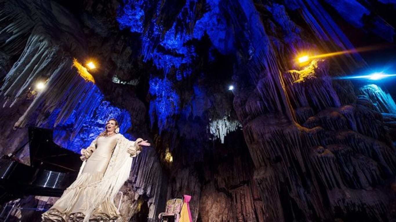Die spanische Sopranistin Ainhoa Arteta in der Cueva de Nerja (Höhle von Nerja).