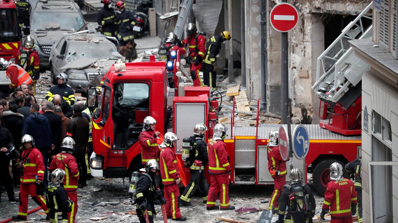Feuerwehrmänner am Einsatzort: Vermutlich löste ein Gasleck die Explosion in Paris aus.