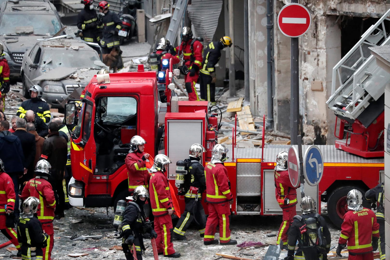 Feuerwehrmänner am Einsatzort: Vermutlich löste ein Gasleck die Explosion in Paris aus.