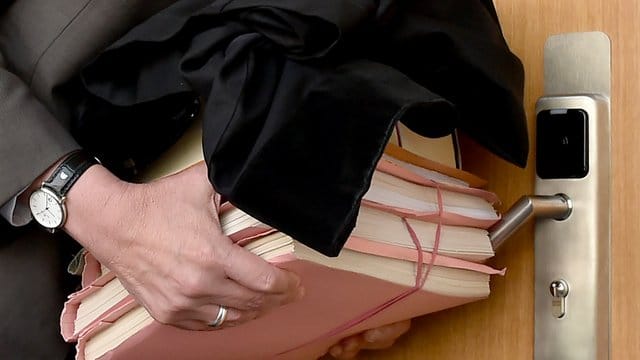 Unzufrieden ist der Umfrage zufolge besonders die ostdeutsche Bevölkerung, wo in diesem Jahr in drei Bundesländern gewählt wird. Unzufrieden ist der Umfrage zufolge besonders die ostdeutsche Bevölkerung, wo in diesem Jahr in drei Bundesländern gewählt wird.
