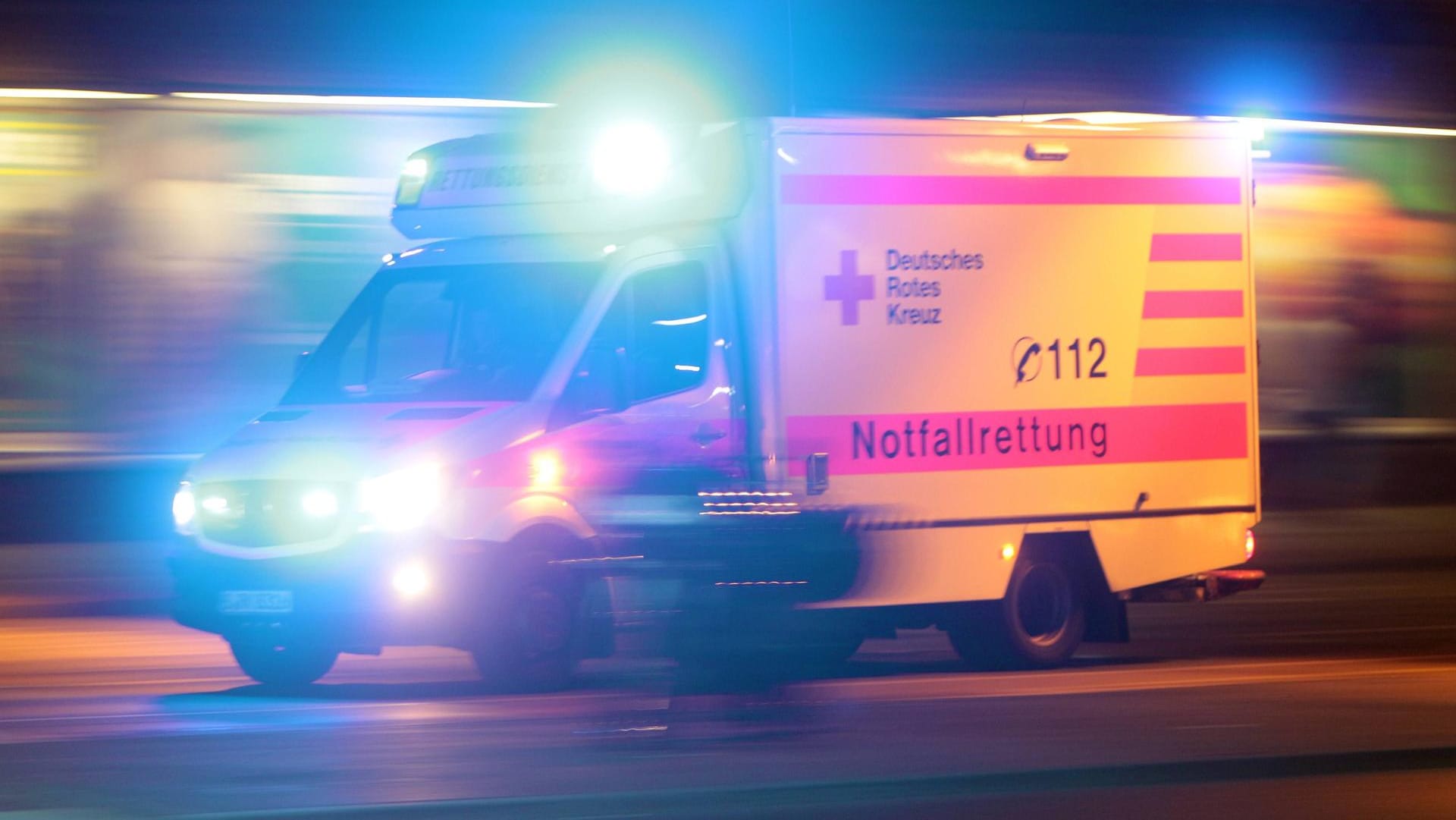 Rettungswagen in Berlin: Für einen 72-Jährigen kam jede Hilfe zu spät. (Symbolbild) Rettungswagen in Berlin: Für einen 72-Jährigen kam jede Hilfe zu spät. (Symbolbild)