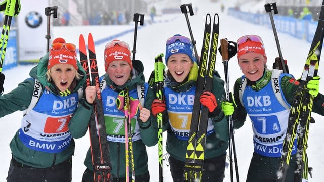 Karolin Horchler, Franziska Hildebrand, Franziska Preuß und Denise Herrmann (l-r) wurden in Oberhof Zweite.