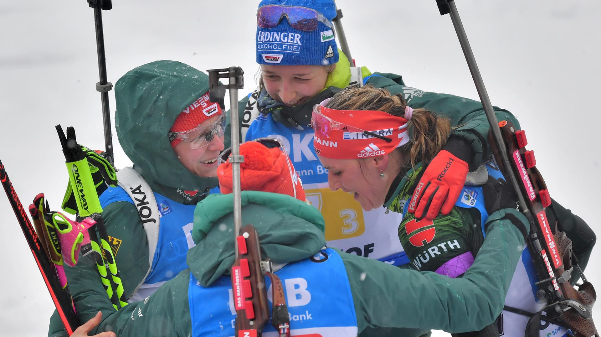 Trotzdem stolz: Das deutsche Team nimmt Schlussläuferin Denise Herrmann in Empfang.