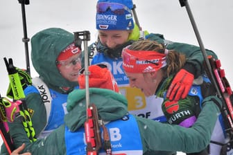 Trotzdem stolz: Das deutsche Team nimmt Schlussläuferin Denise Herrmann in Empfang.