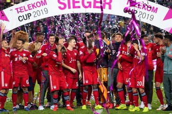 Die Spieler des FC Bayern bejubeln den Sieg im Elfmeterschießen gegen Borussia Mönchengladbach im Finale des Telekom Cups.