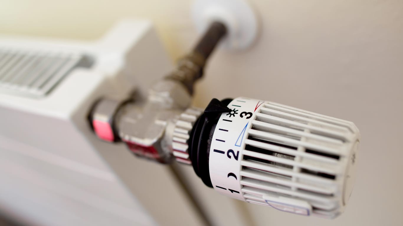Thermostat an einer Heizung: Nicht alle Verbraucher wurden bei den Heizkosten gleichermaßen entlastet.