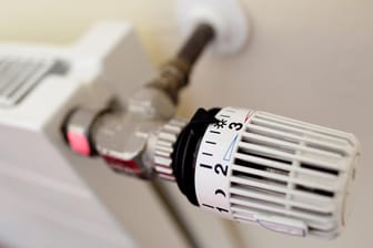 Thermostat an einer Heizung: Nicht alle Verbraucher wurden bei den Heizkosten gleichermaßen entlastet.