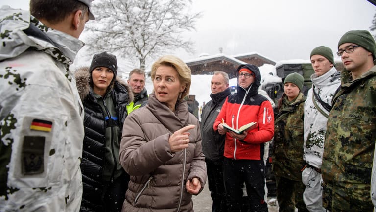 Besuch in Berchtesgarden: Verteidigungsministerin Ursula von der Leyen (3.v.l.) mit Bundeswehrsoldaten, links neben ihr Bayerns Landwirtschaftsministerin Michaela Kaniber.