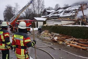 Feuerwehrleute stehen vor dem zerstörten Reihenhaus in Donzdorf.
