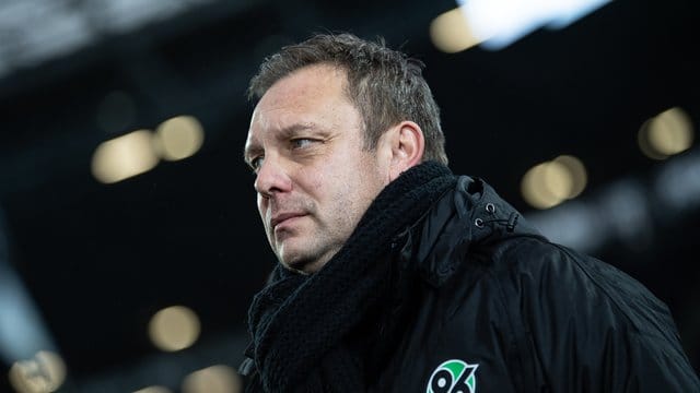Hannovers Trainer Andre Breitenreiter konnte sich im Test gegen Heracles Almelo über einen 4:1-Sieg freuen. Hannovers Trainer Andre Breitenreiter konnte sich im Test gegen Heracles Almelo über einen 4:1-Sieg freuen.