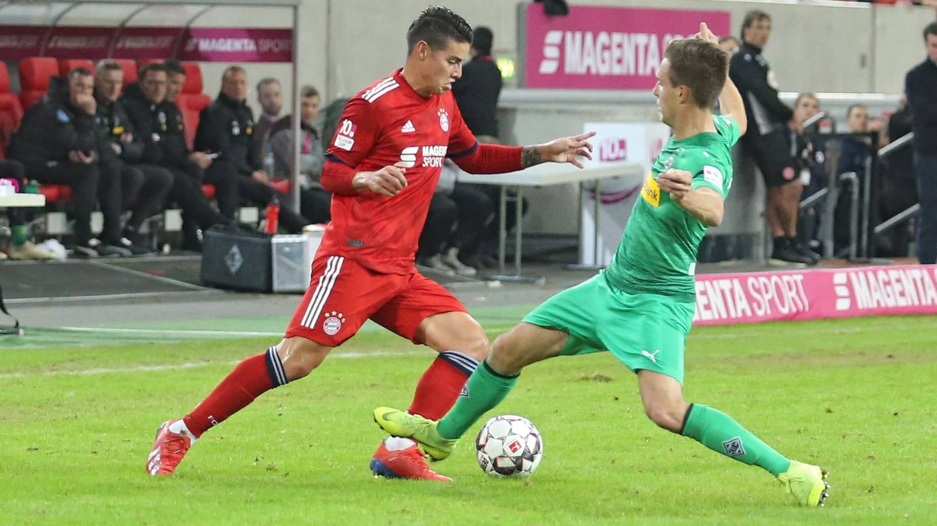 Bayerns James (li.) im Zweikampf mit Gladbachs Herrmann.