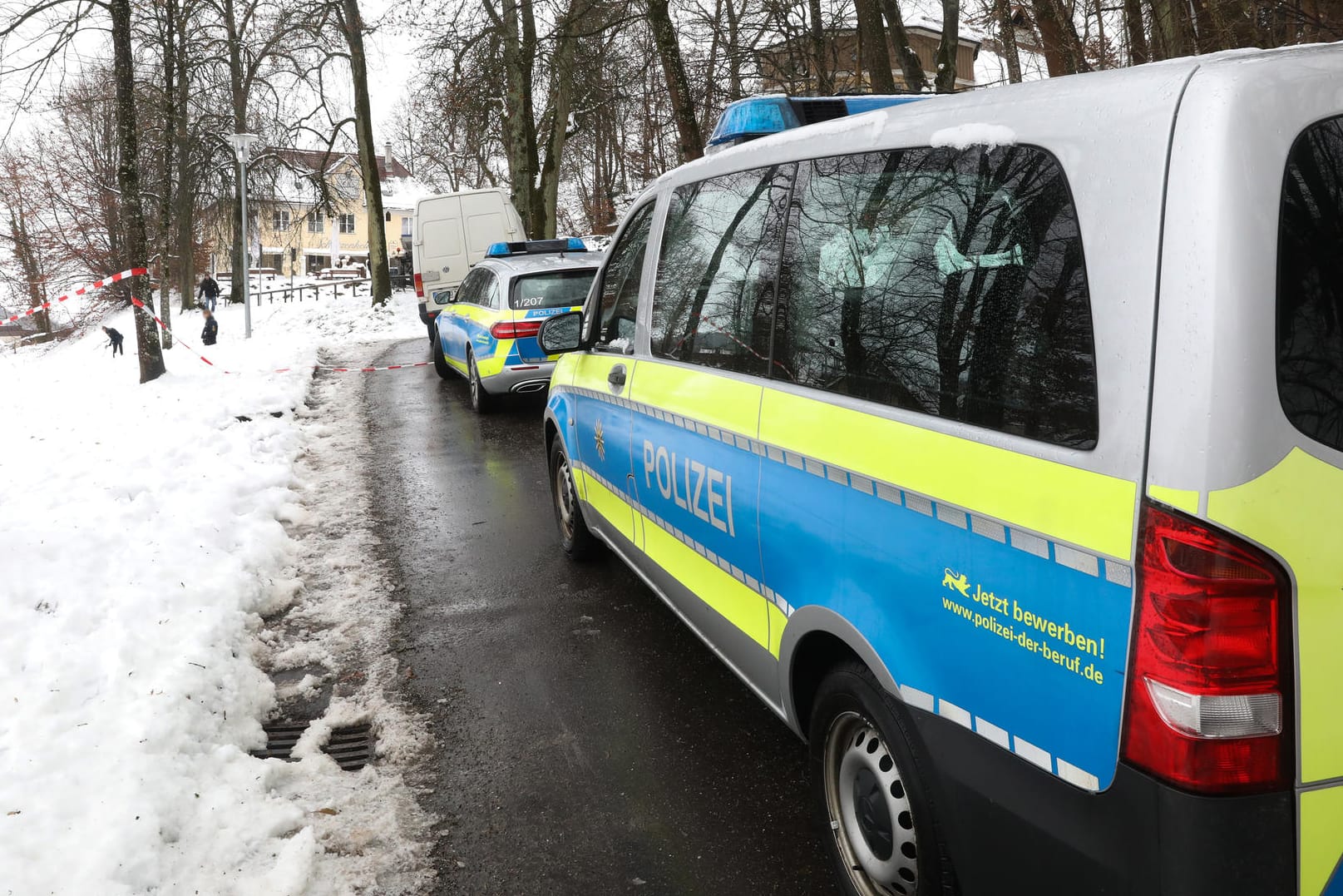 Polizeiwagen am Tatort in Biberach.