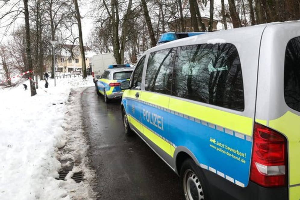 Einsatzfahrzeuge der Polizei und Polizeibeamte stehen am Tatort in Biberach.
