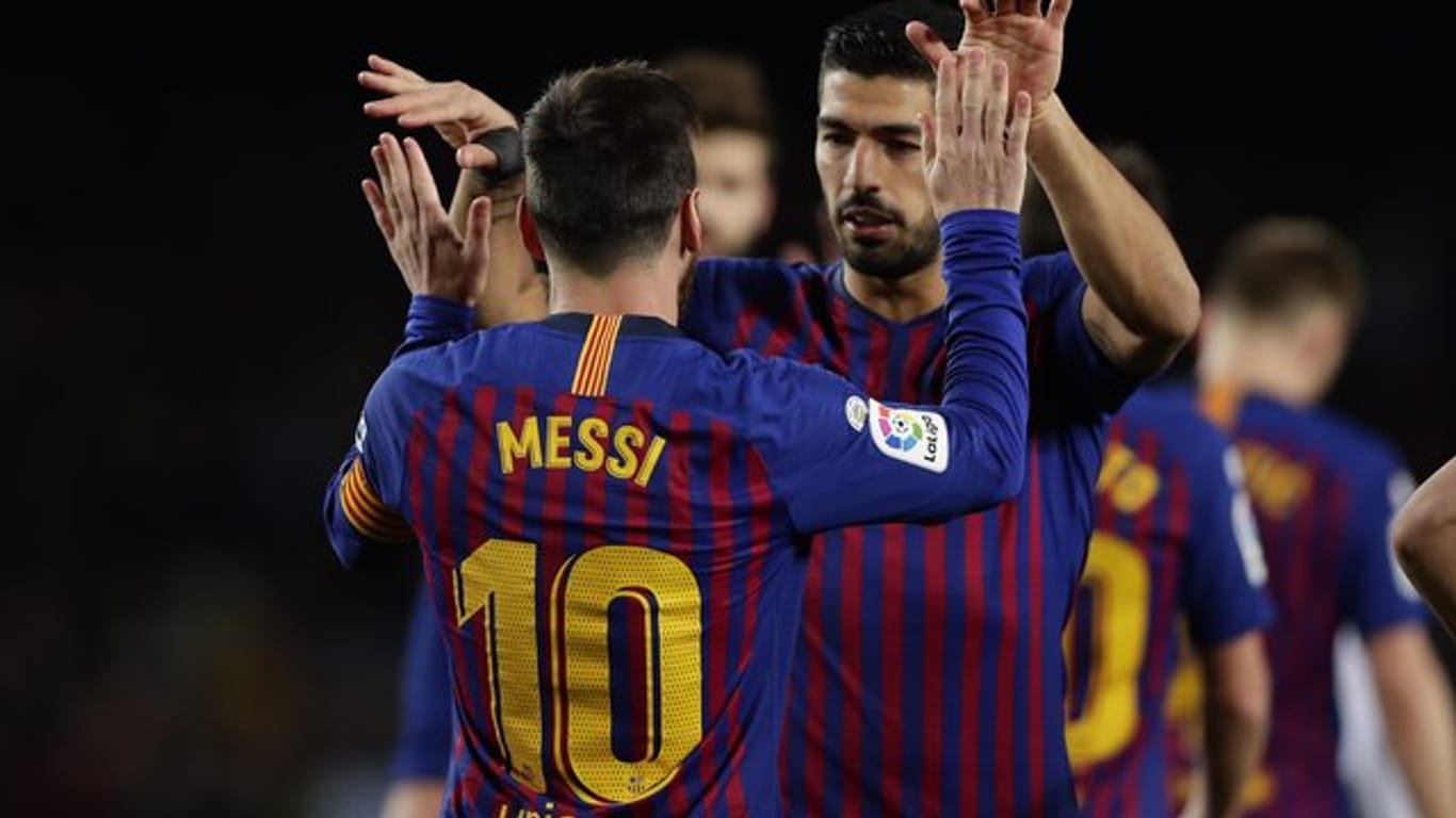 Barcas Lionel Messi (l) und Luis Suarez bejubeln den Treffer zum 2:0.