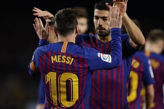 Barcas Lionel Messi (l) und Luis Suarez bejubeln den Treffer zum 2:0.