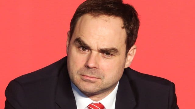 Robert Schäfer, Vorstandsvorsitzender von Fortuna Düsseldorf, räumt Fehler bei den Funkel-Verhandlungen ein. Robert Schäfer, Vorstandsvorsitzender von Fortuna Düsseldorf, räumt Fehler bei den Funkel-Verhandlungen ein.