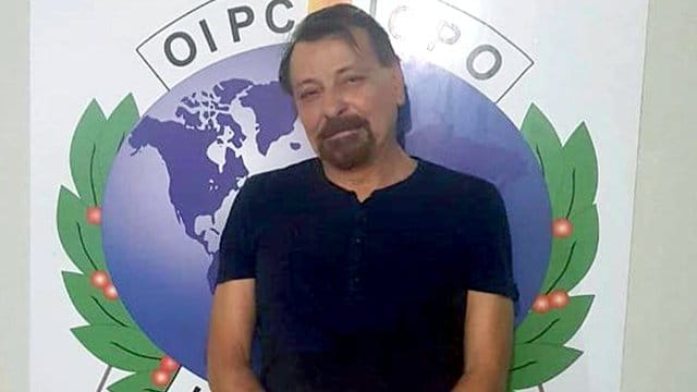 Das von der italienischen Polizia di Stato zur Verfügung gestellte Foto zeigt Cesare Battisti nach seiner Festnahme in Bolivien. Das von der italienischen Polizia di Stato zur Verfügung gestellte Foto zeigt Cesare Battisti nach seiner Festnahme in Bolivien.