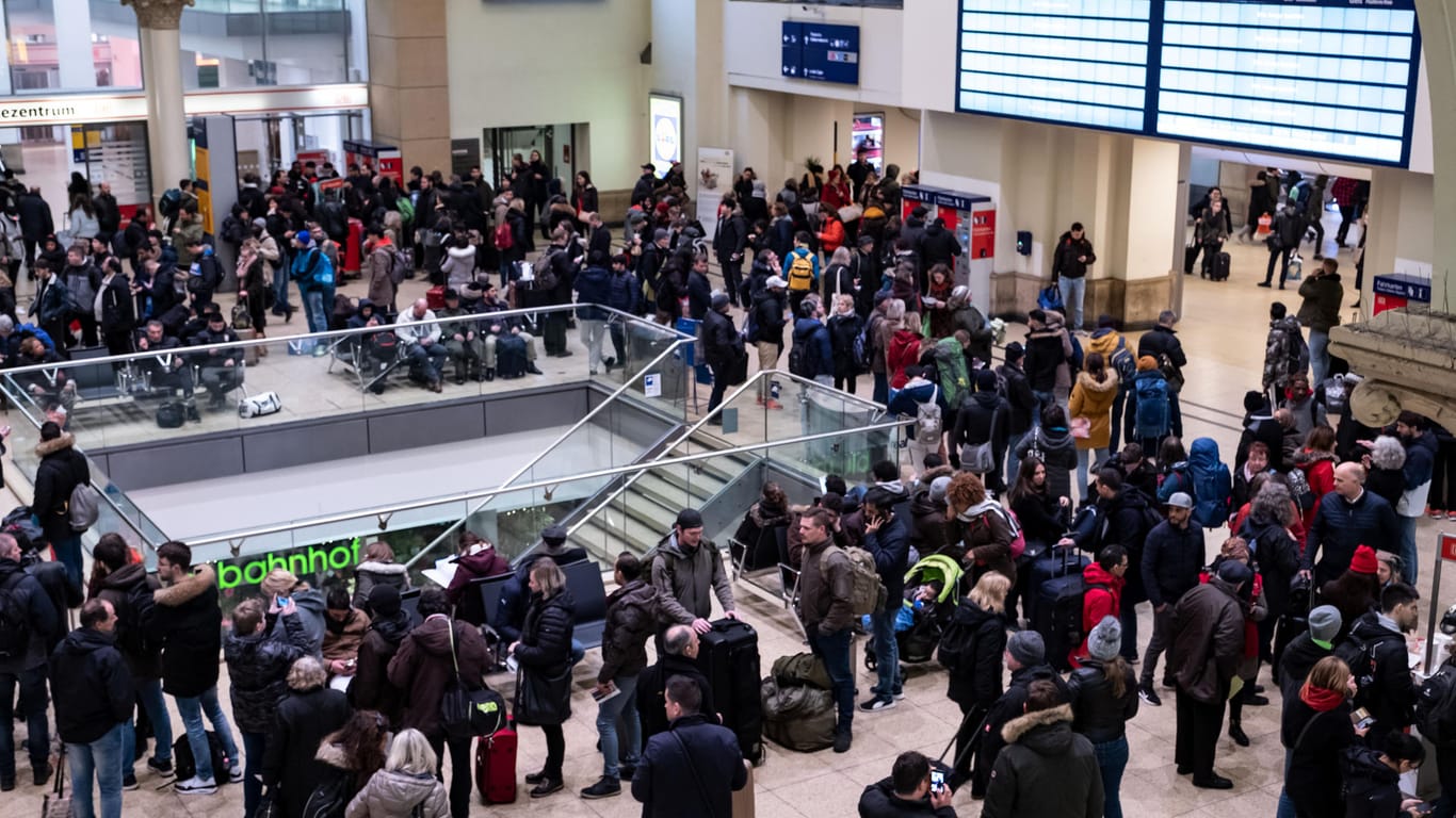 Reisende warten auf dem Hauptbahnhof in Hannover: Wegen eines Stellwerksausfalls ist der Bahnverkehr in und um den Hauptbahnhof Hannover am Sonntagnachmittag stundenlang zum Erliegen gekommen.