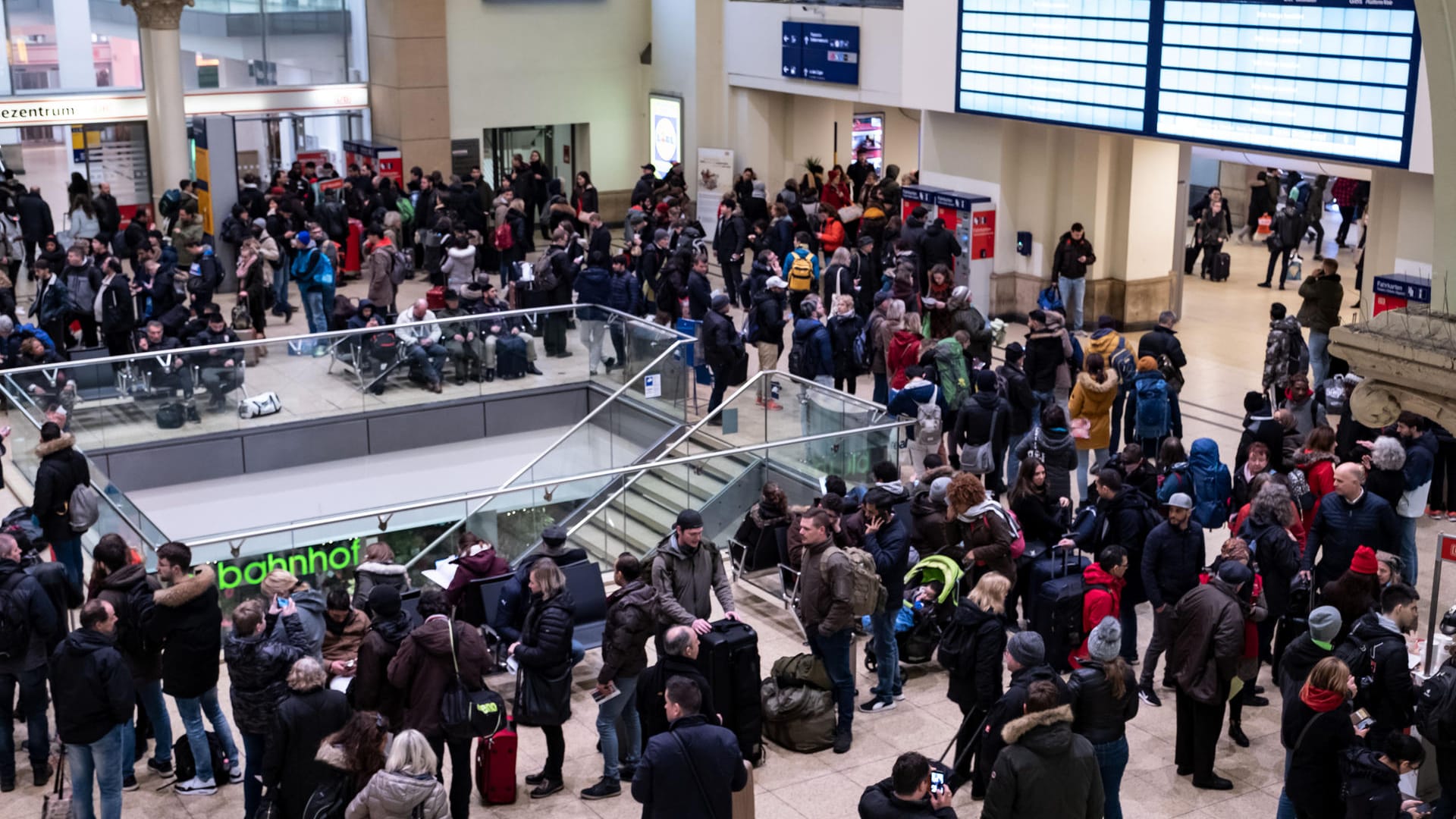 Reisende warten auf dem Hauptbahnhof in Hannover: Wegen eines Stellwerksausfalls ist der Bahnverkehr in und um den Hauptbahnhof Hannover am Sonntagnachmittag stundenlang zum Erliegen gekommen. Reisende warten auf dem Hauptbahnhof in Hannover: Wegen eines Stellwerksausfalls ist der Bahnverkehr in und um den Hauptbahnhof Hannover am Sonntagnachmittag stundenlang zum Erliegen gekommen.