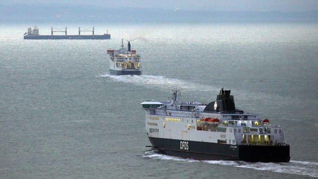 Fähren im Ärmelkanal: Die britische Regierung hat Verträge mit Reedereien abgeschlossen, um mögliche Engpässe nach dem Brexit mithilfe von gecharterten Fähren abzufedern. Fähren im Ärmelkanal: Die britische Regierung hat Verträge mit Reedereien abgeschlossen, um mögliche Engpässe nach dem Brexit mithilfe von gecharterten Fähren abzufedern.