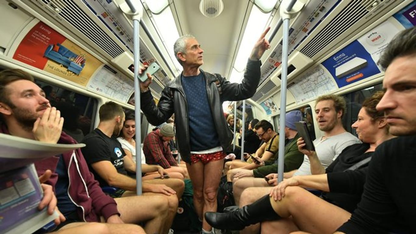Ohne Hosen in der Londonder U-Bahn.