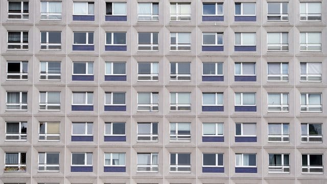 Ein Wohngebäude am Alexanderplatz in Berlin.