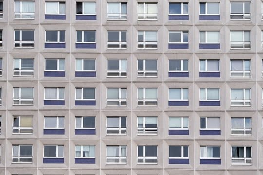 Ein Wohngebäude am Alexanderplatz in Berlin.