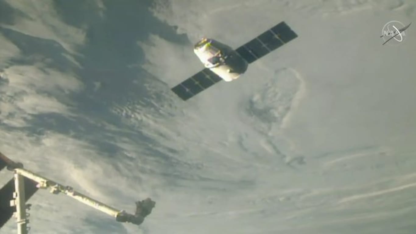 Der Raumfrachter "Dragon" der Firma SpaceX bei seiner Annäherung an die Internationale Raumstation ISS.