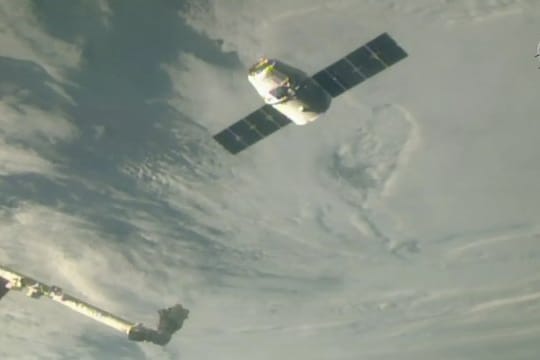 Der Raumfrachter "Dragon" der Firma SpaceX bei seiner Annäherung an die Internationale Raumstation ISS.