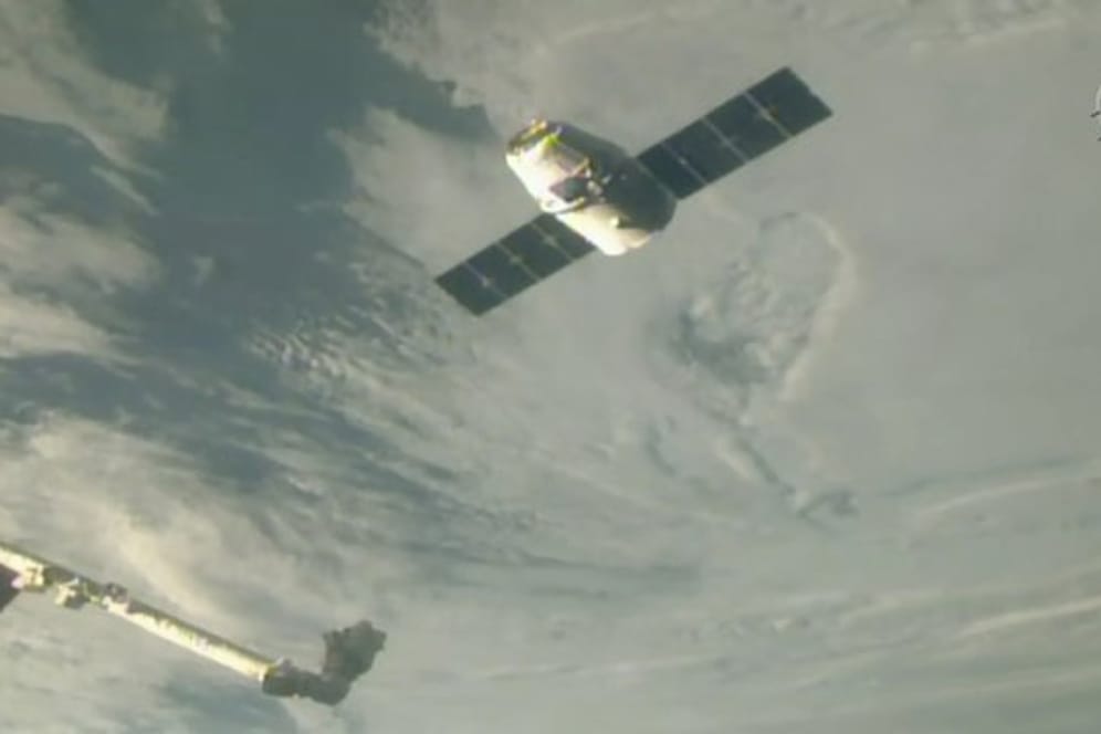 Der Raumfrachter "Dragon" der Firma SpaceX bei seiner Annäherung an die Internationale Raumstation ISS.