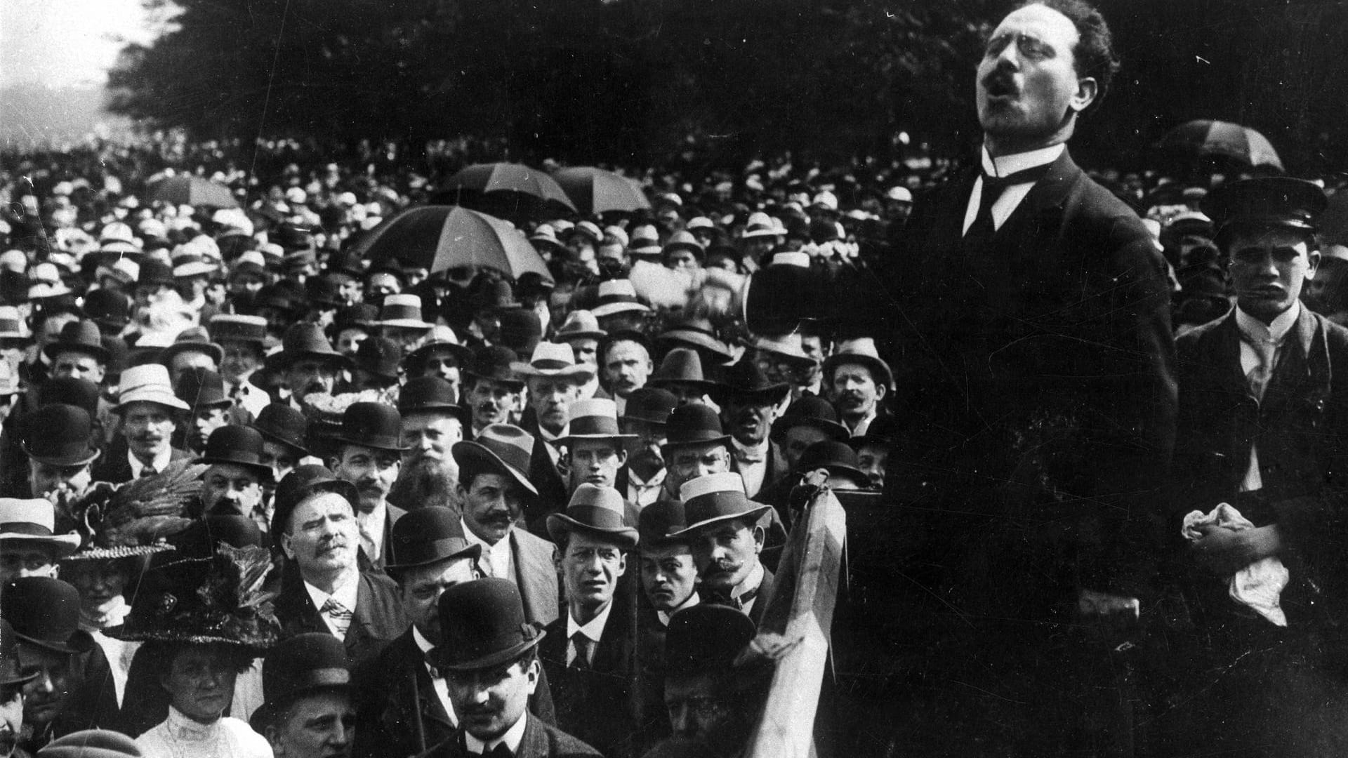 Karl Liebknecht vor dem Berliner Stadtschloss: „In dieser Stunde proklamieren wir die sozialistische Republik Deutschland.“