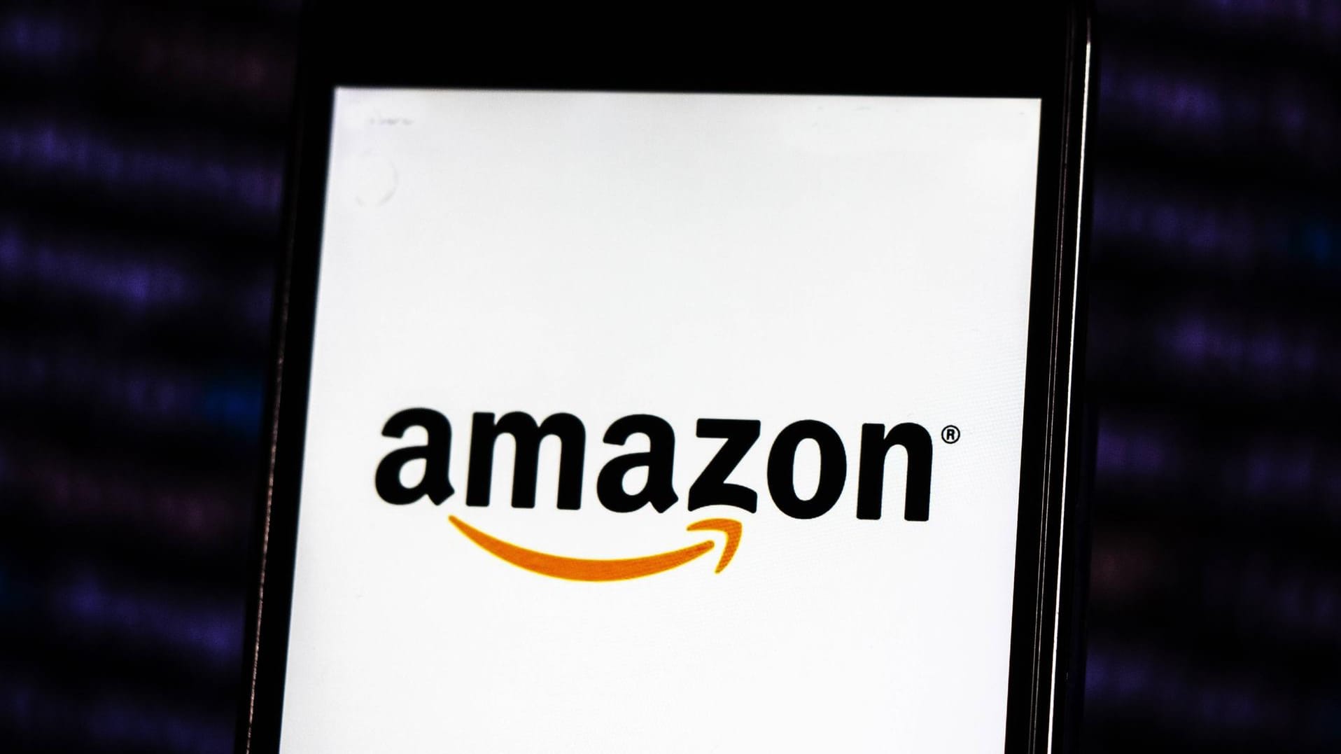 Das Amazon-Logo auf einem Smartphone-Bildschirm (Symbolbild): Die Verbraucherzentrale warnt vor Phishing-Mails im Namen des Online-Händlers.