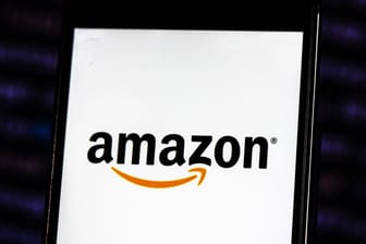 Das Amazon-Logo auf einem Smartphone-Bildschirm (Symbolbild): Die Verbraucherzentrale warnt vor Phishing-Mails im Namen des Online-Händlers.