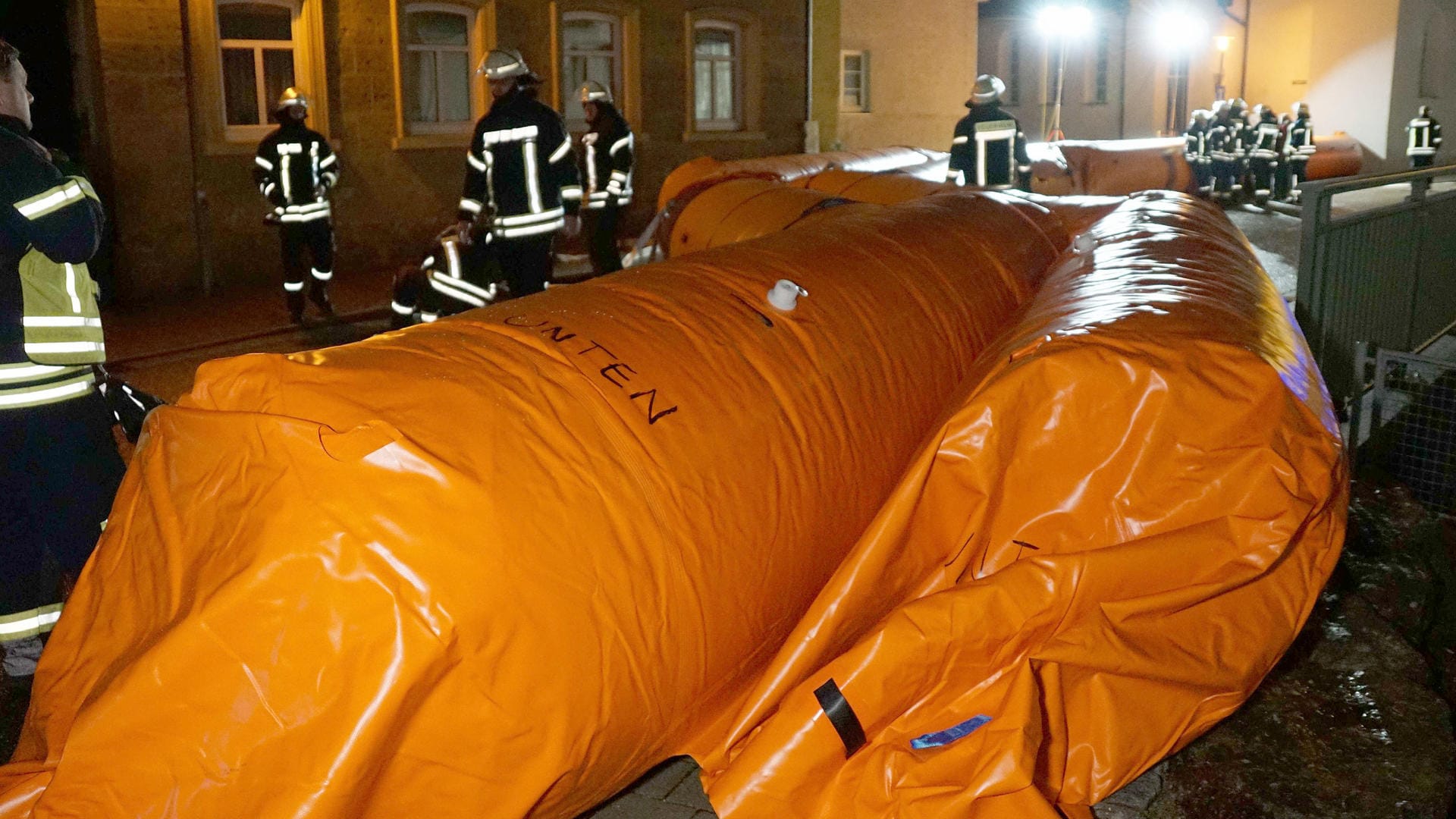 Die Feuerwehr baut einen mobilen Hochwasserschutz auf, da ein Bach droht, den Ort Bad Berkingen zu überschwemmen: Wegen Regens und Tauwetters ist es in Teilen Baden-Württembergs zu Hochwassern gekommen.