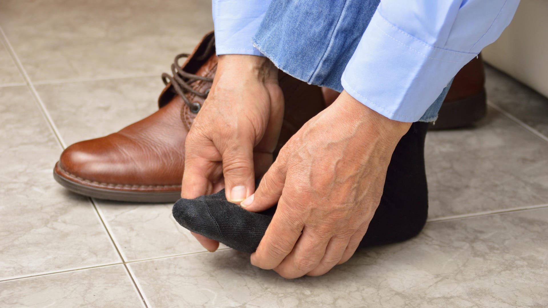 Schmerzende Füße: Viele Menschen benötigen im Alter Schuhe in einer anderen Größe.