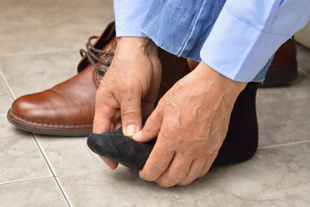 Schmerzende Füße: Viele Menschen benötigen im Alter Schuhe in einer anderen Größe.