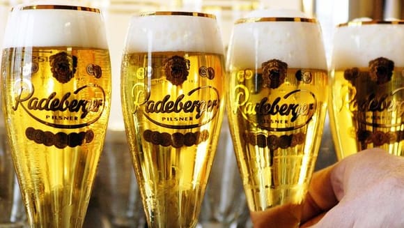 Gläser mit Radeberger (Symbolfoto): Der Absatz der Brauerei geht zurück. Gläser mit Radeberger (Symbolfoto): Der Absatz der Brauerei geht zurück.