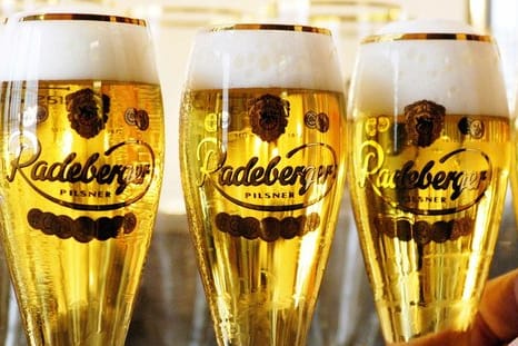 Gläser mit Radeberger (Symbolfoto): Der Absatz der Brauerei geht zurück.