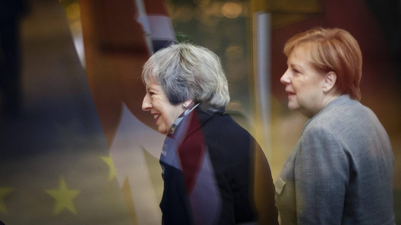 Großbritanniens Premierministerin Theresa May mit Bundeskanzlerin Angela Merkel: Ein Großteil der Deutschen würde einen Verbleib der Briten in der Europäischen Union begrüßen.