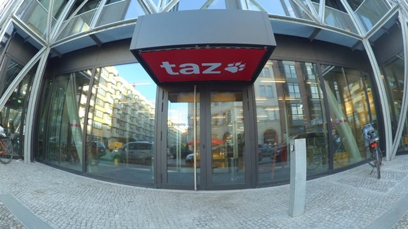 Ins "taz"-Gebäude an der Friedrichstraße drangen mehrere Personen ein, griffen eine Mitarbeiterin an und brachten Plakate an.