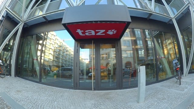 Ins "taz"-Gebäude an der Friedrichstraße drangen mehrere Personen ein, griffen eine Mitarbeiterin an und brachten Plakate an. Ins "taz"-Gebäude an der Friedrichstraße drangen mehrere Personen ein, griffen eine Mitarbeiterin an und brachten Plakate an.