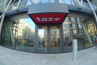 Ins "taz"-Gebäude an der Friedrichstraße drangen mehrere Personen ein, griffen eine Mitarbeiterin an und brachten Plakate an.