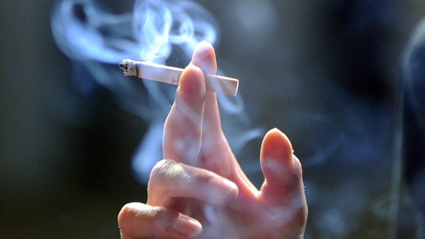 Zigarette: Laut einer Studie haben Kinder mit rauchenden Eltern ein viermal höheres Risiko als Kinder nicht rauchender Eltern, später als Erwachsene an Arteriosklerose zu erkranken.