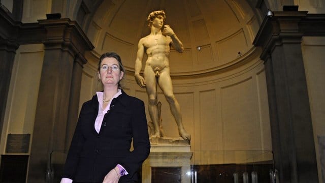Die deutsche Direktorin der Galleria Dell'Accademia Cecilie Hoellberg vor Michelangelos David.