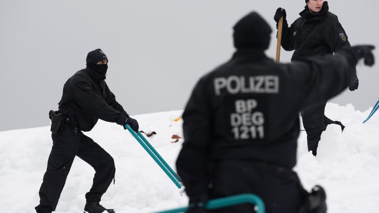 Beamte der Bundespolizei befreien das Dach einer Eisporthalle von den Schneemassen: Innenminister Horst Seehofer hatte die Einsatzkräfte in die Schneeregionen gesandt.