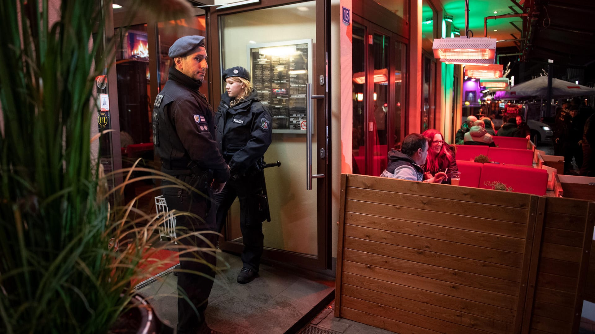 Polizisten sichern während einer Razzia von Zoll und Polizei eine Shisha-Bar: Bei einer Kontrolle wurde auch ein Polizeianwärter verhaftet. Weil er sich wehrte wurde Strafanzeige erstattet und disziplinarrechtliche Ermittlungen eingeleitet. Polizisten sichern während einer Razzia von Zoll und Polizei eine Shisha-Bar: Bei einer Kontrolle wurde auch ein Polizeianwärter verhaftet. Weil er sich wehrte wurde Strafanzeige erstattet und disziplinarrechtliche Ermittlungen eingeleitet.