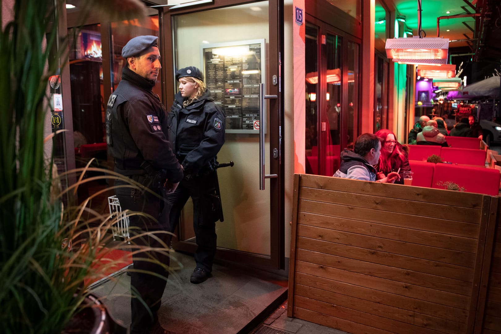 Polizisten sichern während einer Razzia von Zoll und Polizei eine Shisha-Bar: Bei einer Kontrolle wurde auch ein Polizeianwärter verhaftet. Weil er sich wehrte wurde Strafanzeige erstattet und disziplinarrechtliche Ermittlungen eingeleitet.
