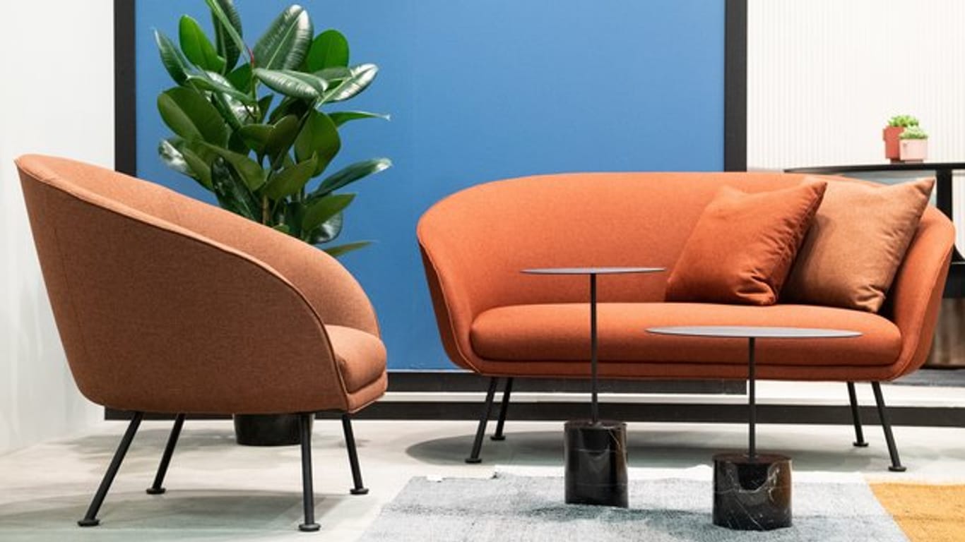 Die Sofas haben abgespeckt: Statt großer Liegelandschaften ist nun eine Kombination aus kleinem Sofa und Sessel beliebt.