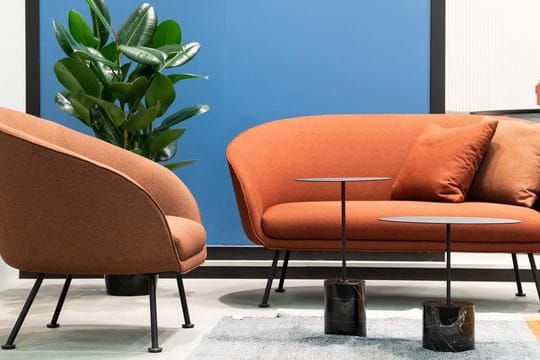 Die Sofas haben abgespeckt: Statt großer Liegelandschaften ist nun eine Kombination aus kleinem Sofa und Sessel beliebt.